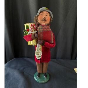 Rare BYERS CHOICE 2016 BURGUNDY FAMILY MAN  HOLDING GIFTS